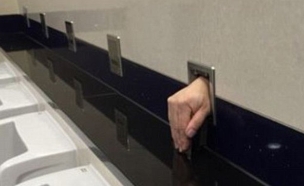 יד בשירותים (צילום: HK Golden)