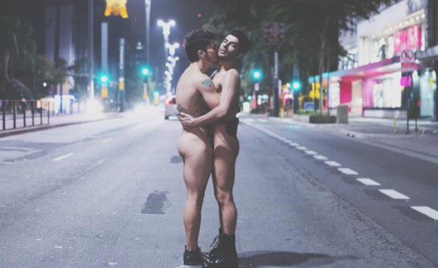 זוג הברזיאלים שמתפשט למאבק בהומופוביה (צילום: פביו למונייר ורודריגו לדיירה)