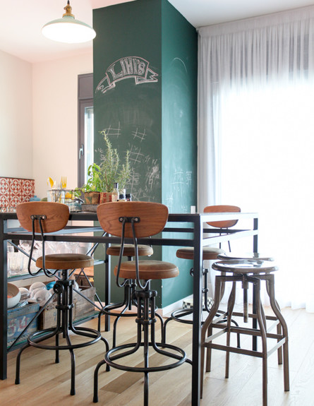 הדירה של ליהי הוד, שולחן גובה (צילום: אבישי פינקלשטיין)