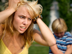 אשה משתגעת מהילדים (צילום: Brainsil, Istock)