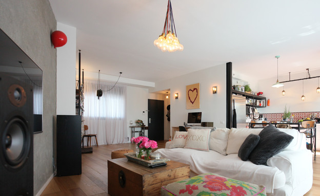 הדירה של ליהי הוד, ספה לבנה (צילום: אבישי פינקלשטיין)