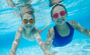 ילדים שוחים בבריכה (צילום: אימג'בנק / Thinkstock)