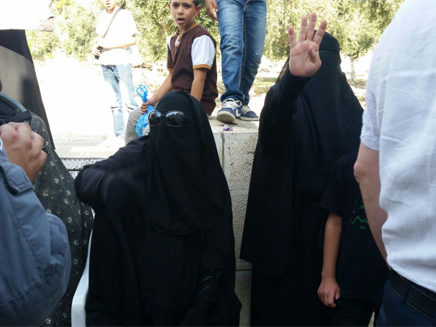 המוסלמיות מול המבקרים היהודים במתחם ההר (צילום: עמית ולדמן)
