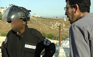 תיעוד: מתנחלים משפילים שוטרים בבית אל (צילום: חדשות 2)