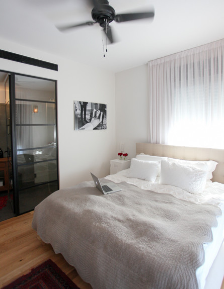 הדירה של ליהי הוד, מיטה גובה (צילום: אבישי פינקלשטיין)