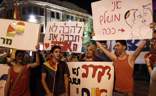 מתוך ההפגנה, הערב (צילום: יונתן סינדל, פלאש 90)
