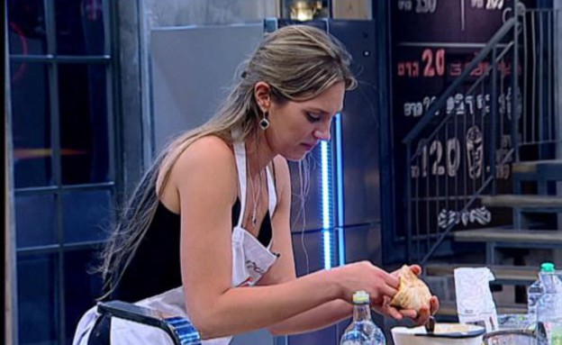 המתמודדים בהכנות האחרונות של מנות הפיתה