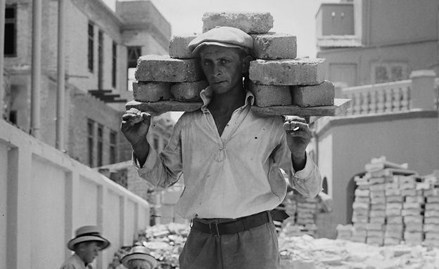 פועל עברי בכיכר דיזינגוף (צילום: ספריית הקונגרס. פיקיוויקי)