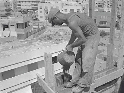 פועל עברי בכיכר דיזינגוף (צילום: ת