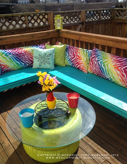 צמיגים 07, שולחן קפה במרפסת צבעונית (צילום: Morgaine Ford-Workman, madcapfrenzy.blogspot.co.il)