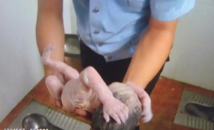 דרמה בסין: תינוקת חולצה מהאסלה (צילום: CNN)