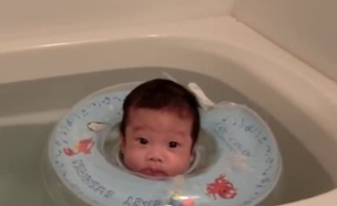 תינוק שוחה במים (צילום: יוטיוב, istockphoto)