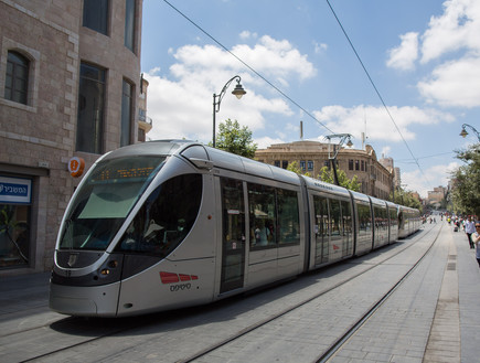 רכבת קלה בירושלים (צילום: יונתן סינדל לפלאש 90)