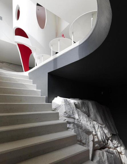 בית עתידני בטוסקנה, ג, מדרגות (צילום: michelboucquillon.com)