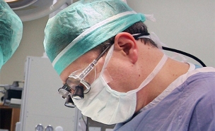 ד"ר חרדק בחדר הניתוח (צילום: פיוטר פליטר)