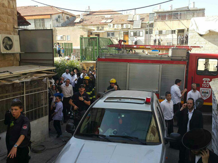 צוותי החירום בכניסה לבניין (צילום: כיבוי והצלה ארצי)
