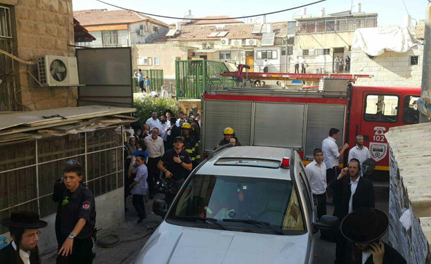 צוותי החירום בכניסה לבניין (צילום: כיבוי והצלה ארצי)