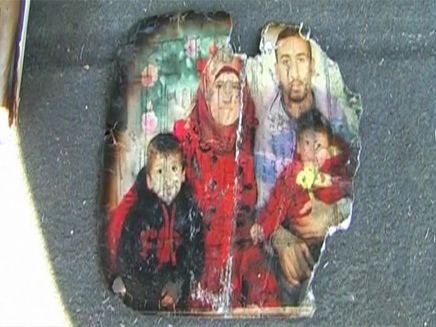 תמונה משפחתית שנמצאה בזירת הפיגוע (צילום: חדשות 2)