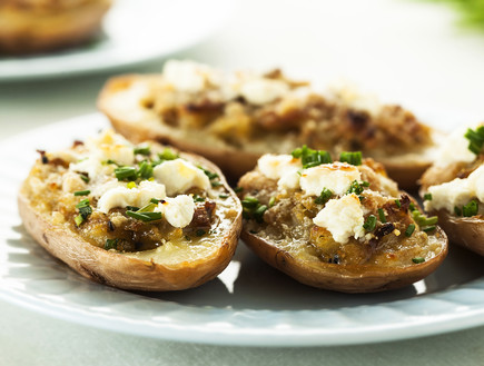 סירות תפוחי אדמה במילוי גבינות  (צילום: אפיק גבאי, mako אוכל)