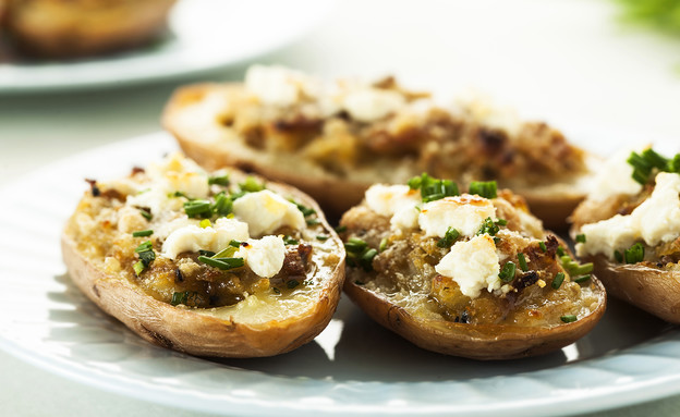 סירות תפוחי אדמה במילוי גבינות  (צילום: אפיק גבאי, mako אוכל)