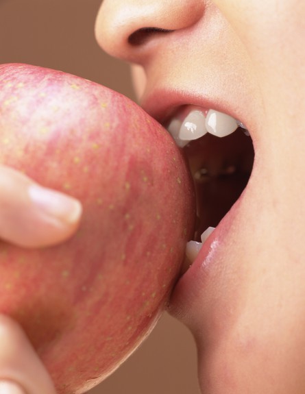 אישה אוכלת תפוח (צילום: אימג'בנק / Thinkstock)