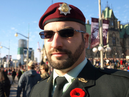 התחזה לחייל קנדי (צילום: Andrew Duffy/Ottawa Citizen)