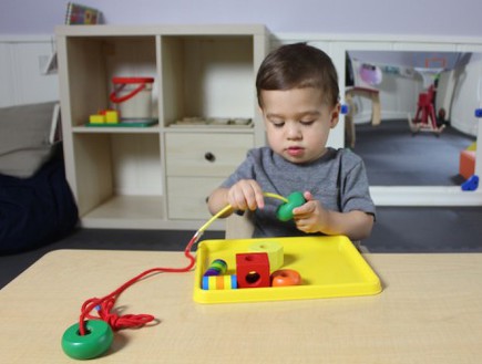ילד משחק בצעצועים (צילום: ParentingTeam)