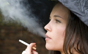 אישה מעשנת (צילום: אימג'בנק / Thinkstock)