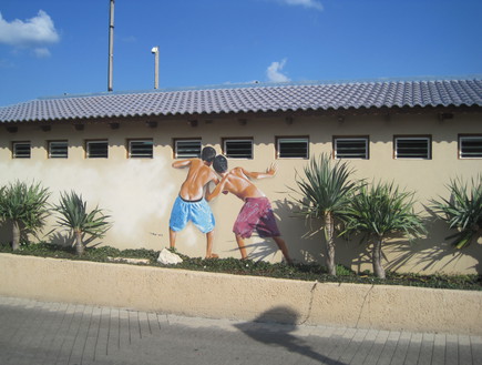 ציור קיר של רמי מאירי בחוף מציצים (צילום: ויקיפדיה)