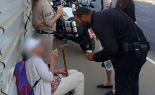 שוטר מסייע לקשישה ברחוב (צילום: דוברות המשטרה)