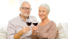 זוג מבוגר מרים כוס יין (צילום: אימג'בנק / Thinkstock)