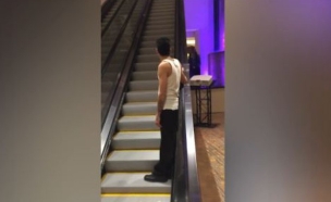 שיכור במדרגות (צילום: metro)