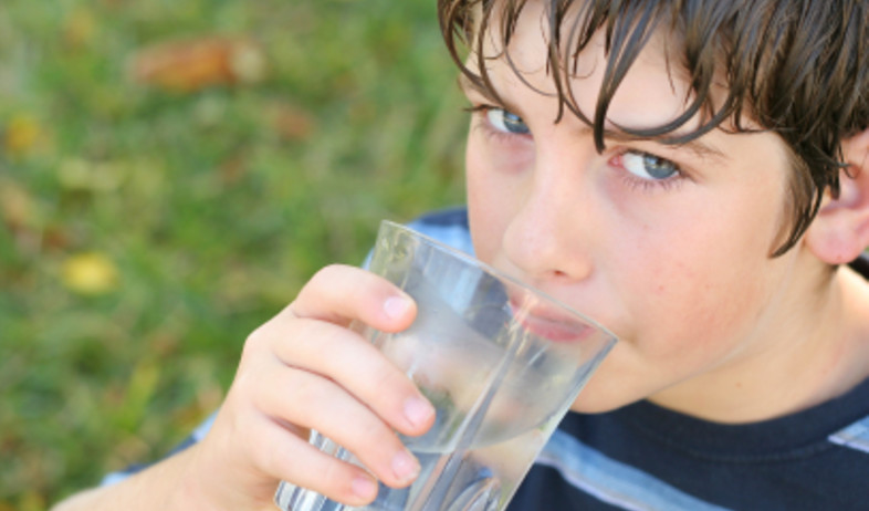 ילד שותה כוס מים (צילום: Creativestock, Istock)