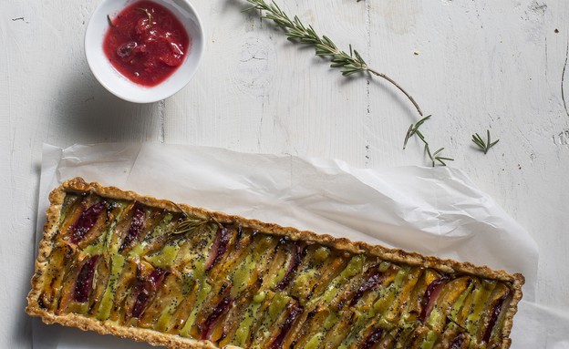 פאי משמשים ורוזמרין עם קרם שקדים ופרג - איב ענן