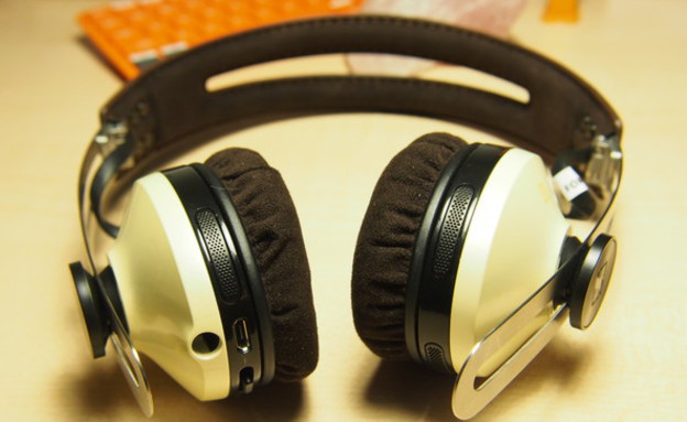אוזניות מבטלות רעש plantronics (צילום: ניב ליליאן)