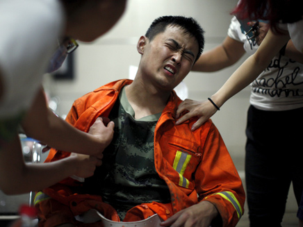 אחד הפצועים באסון (צילום: רויטרס)