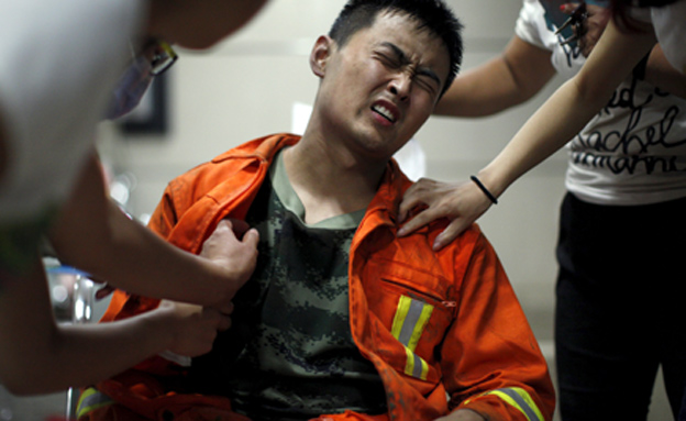 אחד הפצועים באסון (צילום: רויטרס)