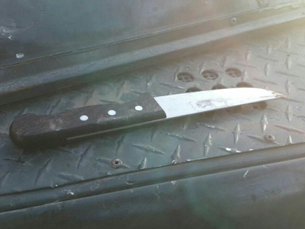 הסכין בזירה ליד צומת תפוח (צילום: חטיבת דובר המשטרה)