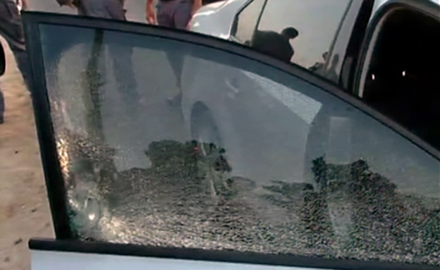 רכב של עיתונאית נרגם באבנים (צילום: חדשות 2)