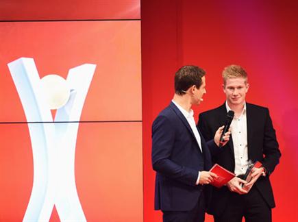 דה בריינה מקבל את פרס שחקן העונה בגרמניה (Gettyׂ (צילום: ספורט 5)