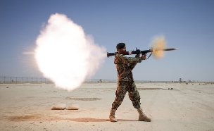 חייל אפגני יורה טיל RPG-7 (צילום: צבא ארצות הברית)