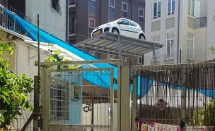 המתקן מעל גן הילדים (צילום: עזרי עמרם, חדשות 2)
