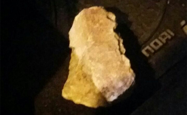 האבן שפצעה את התינוקת (צילום: בנצי ליזרוביץ)