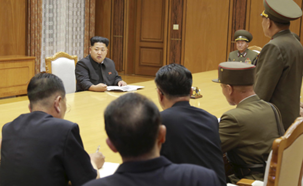 מנהיג קוריאה הצפונית קים ג'ונג און עם ראשי הצבא (צילום: רויטרס)