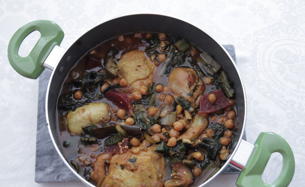 איב ענן מבשל במטבח עם המאסטרים