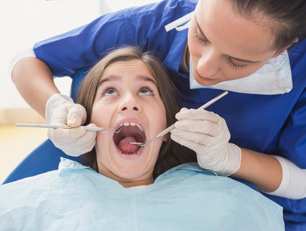 נערה בטיפול אצל רופאת שיניים (אילוסטרציה: Wavebreakmedia, Thinkstock)