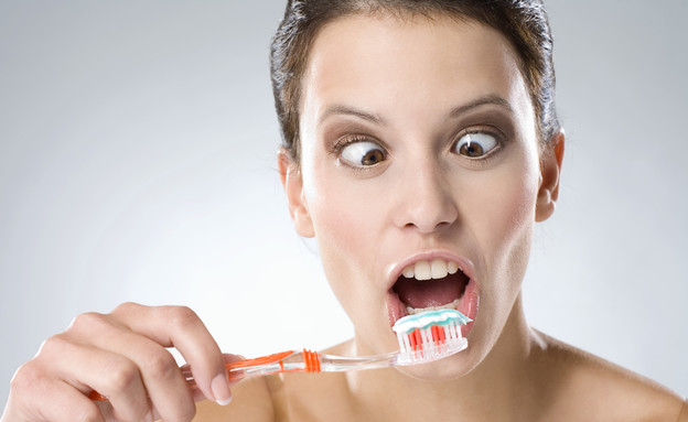 למה טוב שנגמר החופש מצחצחת שיניים (אילוסטרציה: Shutterstock, מעריב לנוער)