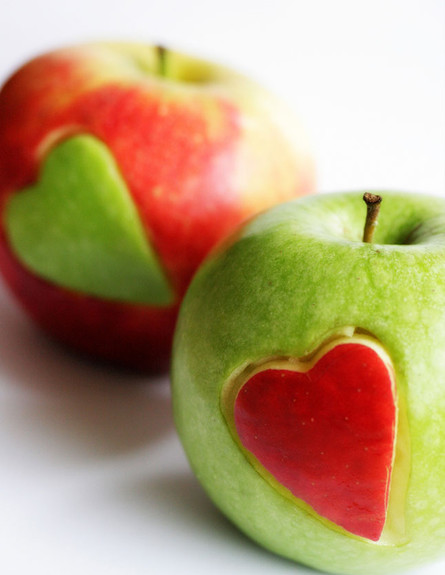 תפוח - לב (צילום: brit.co - flicker/Mariani)