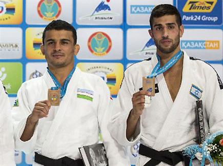 פולק על הפודיום עם המדליה (צילום: AFP) (צילום: ספורט 5)
