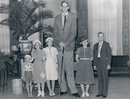 האיש הגבוה בעולם (צילום: screengrab)